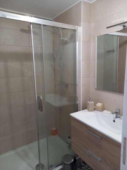 Appartement 100 M2 Terrasse Piscine Грюїссан Екстер'єр фото